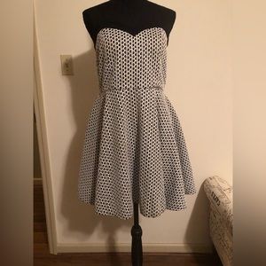 Dress; Strapless; White & Black Patterned; Pendulum Skirt; Black Shirred Back; L
